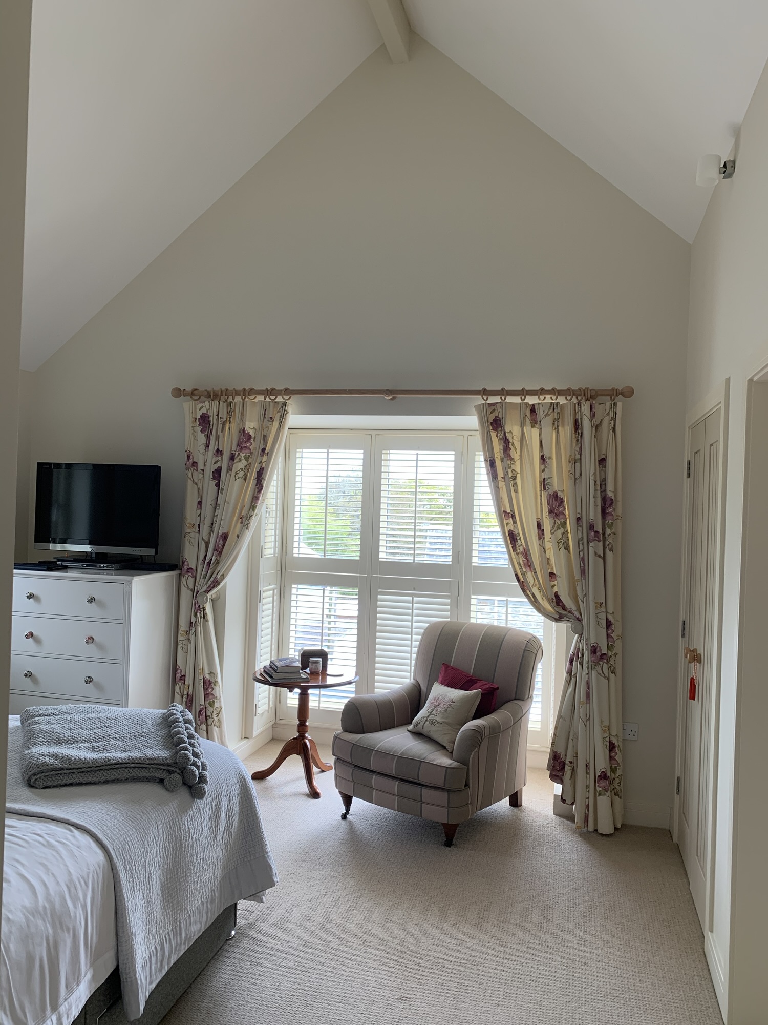 Bedroom painted in Farrow & Ball Pointing